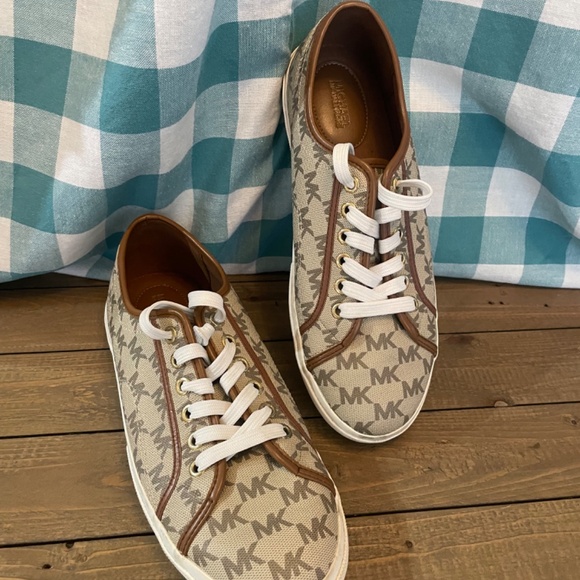 Michael Kors Sneakers - Picture 2 of 3